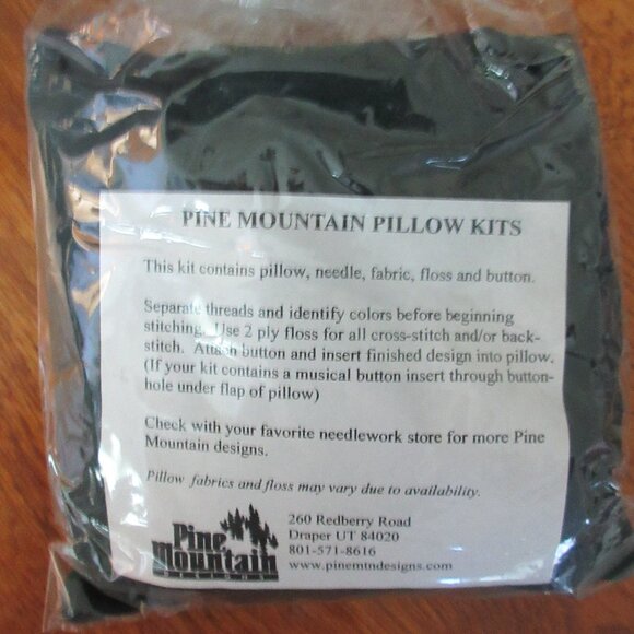 Pine Mountain pillow kit "Winter Foursome" - Picture 2 of 3